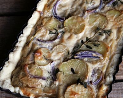 Cremige Kartoffeltarte mit Thymian und roten Zwiebeln