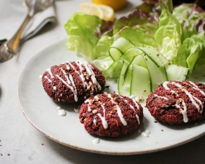Rote Bete-Bratlinge mit Salat