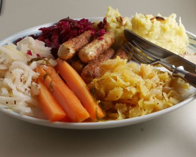 Kartoffel-Pastinakenbrei mit vielerlei Sauerkraut und Tofubratwürstchen