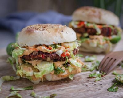 Veganer Burger mit Rosenkohl und Süßkartoffeln