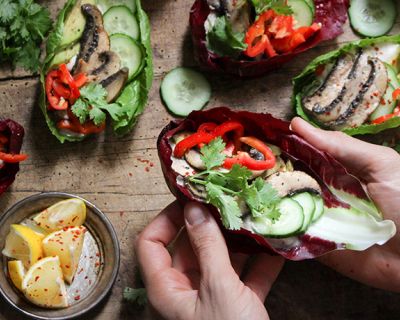 Leckere Salat-Tacos mit Portobello-Pilzfilets