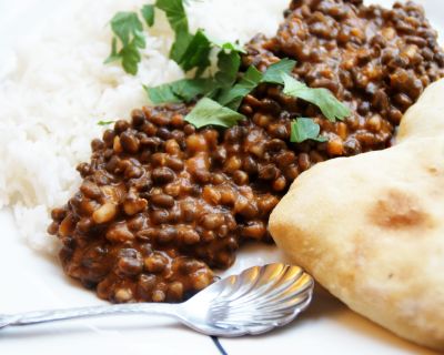 Dal Makhani mit Reis und Naan Brot - Vegan