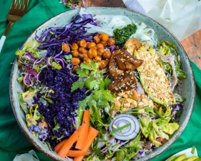 Gesunde Regenbogenbowl mit Tahin Sauce