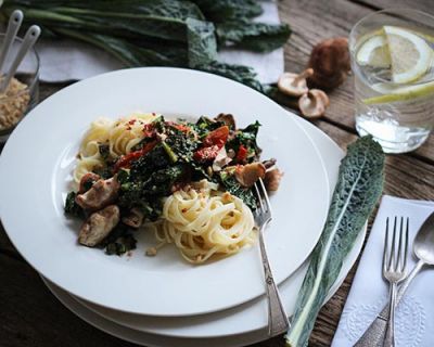 Schwarzkohl-Shiitake Pasta mit Zedernkern-Parmesan