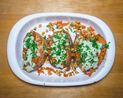 Gefüllte Süßkartoffeln mit Kichererbsen und Avocado Joghurt Dip