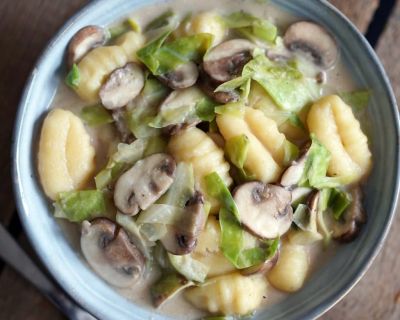 Cremige Gnocchi-Pfanne mit Champignons und Spitzkohl