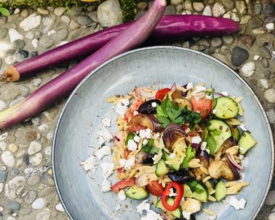 mediterraner Nudelsalat mit Aubergine, Feta & Oliven