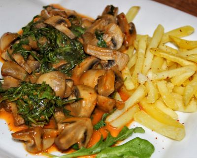 Champignon-Rucola-Pfanne mit Cashew-Paprika-Creme