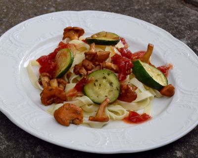 Tagliatelle mit gebratenen Pfifferlingen, Zucchini und Tomatensauce