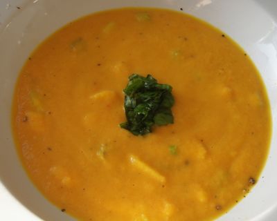 Vegane Möhren-Kokos-Suppe mit gewürfelter Mango