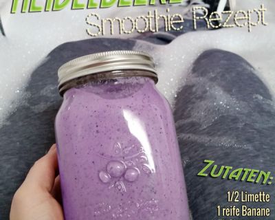 Smoothie mit Heidelbeer, Banane, Chiasamen, Mandelmilch, Kokos, Limette