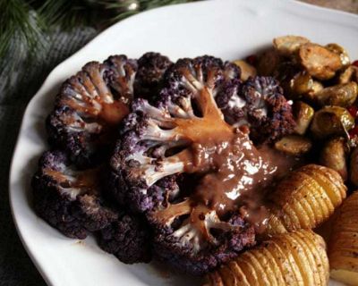 Rauchige Blumenkohlsteaks mit Fächerkartoffeln und geröstetem Rosenkohl