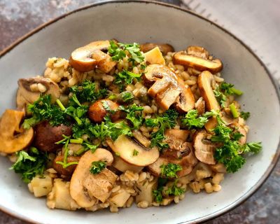 Graupen-Sotto mit Champignons, Sellerie und Kapern