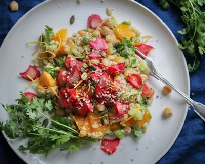 Zitrus-Graupensalat mit gebackenem Rhabarber & Koriander