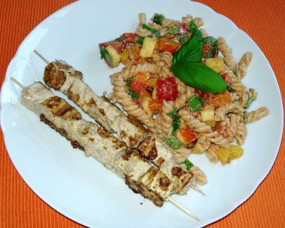 Tofu-Tandoori-Spieße mit Nudelsalat