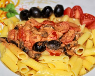 Vegane Tomaten-Oliven-Creme auf Maisnudeln