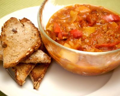 Gulasch mit geröstetem Brot