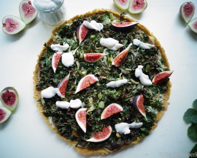 Herbsttarte mit glutenfreiem Polenta-Hirse-Boden, Blumenkohlcrème, gebackenem Grünkohl-Zwiebel-Belag und frischen Feigen 