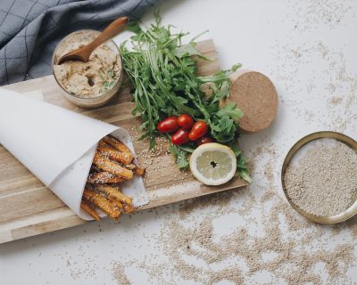 Süßkartoffelpommes mit Sesam und Sonnenblumenkerndip