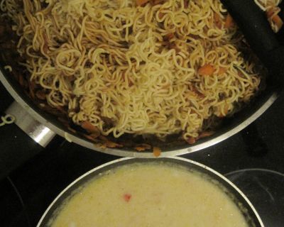 Asia-Nudelpfanne mit Orangen-Kokos-Erdnuss-Soße