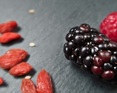 Rezept: Smoothie Bowl aus verschiedenen Beeren.