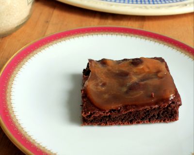 Schokobrownies mit Schokoladenstücken und Karamellsauce