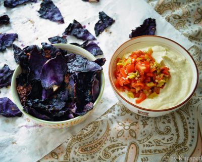 Gebackene Rotkohlnachos mit samtigem Spargeldip im Quesesostyle - vegan, glutenfrei und lowcarb