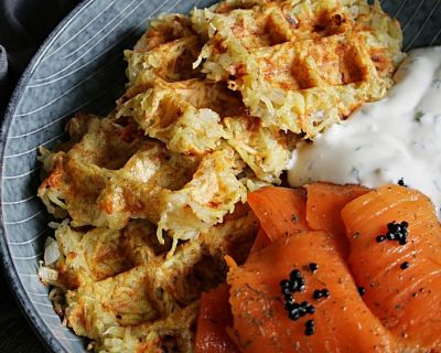 Herzhafte Kartoffelwaffeln mit veganem Kräuterquark