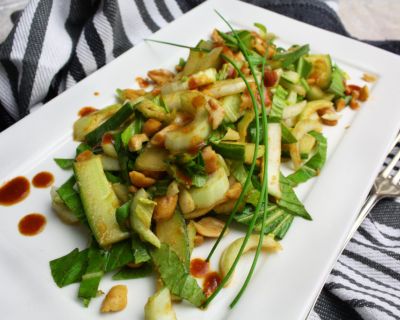 Feuriger Pak Choi-Salat mit Erdnüssen
