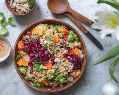 Warmer, bunter Rosenkohl-Reissalat mit Erdnussdressing