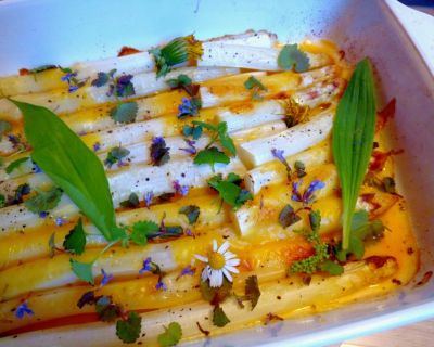 Veganes Spargelrezept. Gebackener weißer Spargel mit Gundermann und Käse.