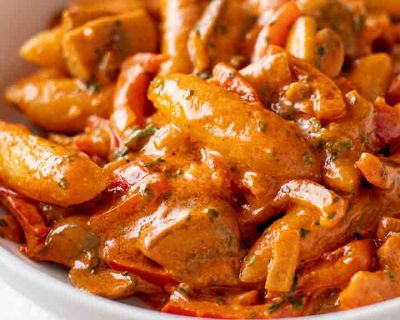 Vegane Schupfnudelpfanne mit Paprika und Pilzen