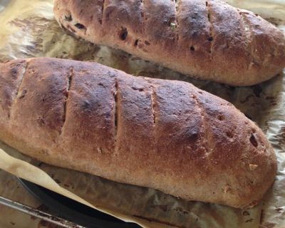 Zweierlei Brotvariation vom feinen Dinkel – oder auch Tomaten-Oliven- und Nussbaguette