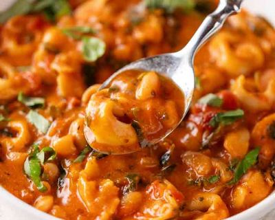 Cremige vegane Tortellini Suppe mit weißen Bohnen und Spinat