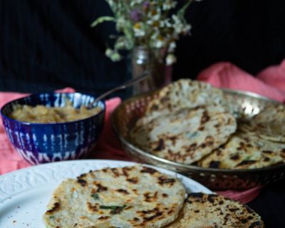 Sri lankische Kokos-Roti mit würzigem Zwiebelsambal / Sri Lankan coconut rotis with a savoury onion sambal