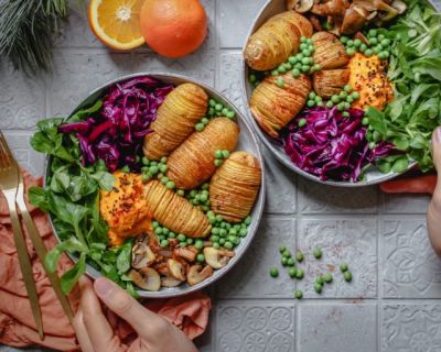 Winterbowl mit Hasselback-Kartoffeln und Kürbisstampf