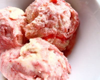 RHABARBER-ERDBEER-EIS