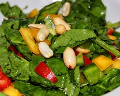 Blattspinat-Salat mit Erdnüssen