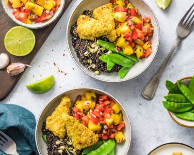 Vegane Quinoa Bowl mit Macadamia-Tofu & Mango Salsa