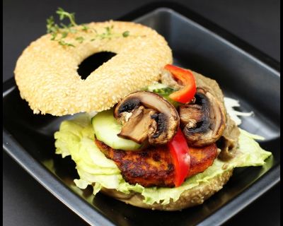 Rezept vom 17.07.2015: Bagel Burger mit Süßkartoffel Patties & Auberginen Knoblauch Dip (Vegan)