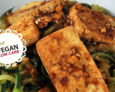 Gebackener Tofu auf Zucchininudeln | Low-Carb, vegan, WW