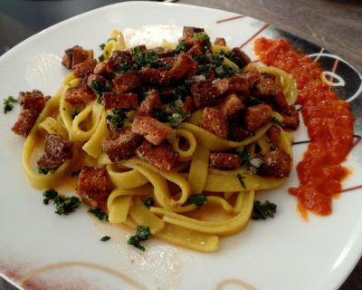 Tagliatelle in Knoblauchsoße mit Croutons
