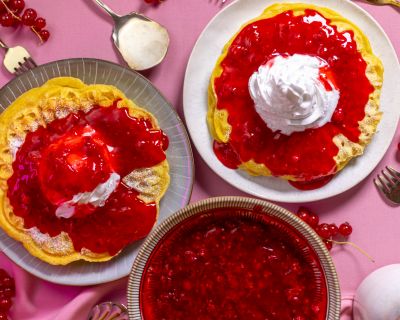 Zitronenwaffeln mit Johannisbeerkompott – vegan