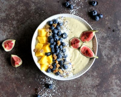 Rohe Mango-Buchweizencreme mit Feigen & Blaubeeren