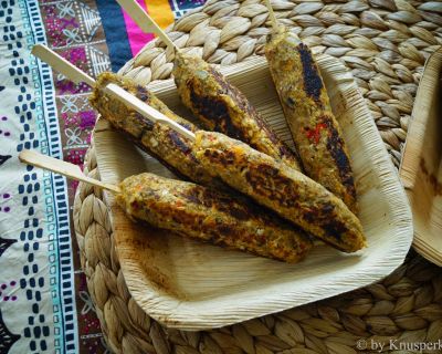 Vegane und glutenfreie Schaschlikspiesse für den Grill - aus Bohnen, Süsskartoffeln, Pilzen und vielen Gewürzen