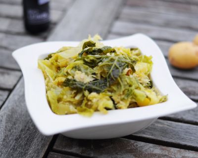 Kohl/Wirsing mit Kartoffeln und Kokosflocken