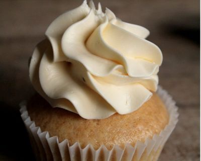 Einfache Schoko- und Vanille-Cupcakes