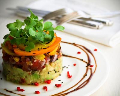 Veggies Power-Tower mit Avocado, Tomaten und Paprika