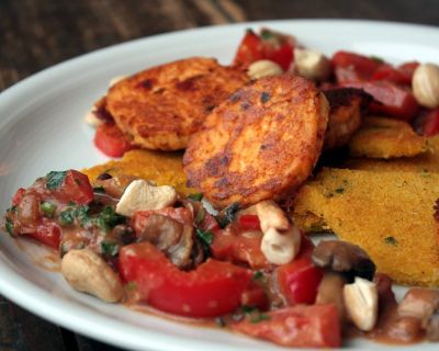 Cashew-Tempeh mit gebratener Polenta und Paprikagemüse