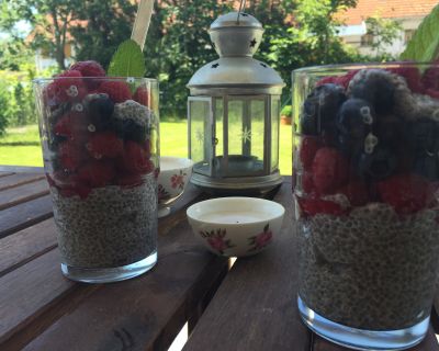 Chia-Mandelpudding mit frischen Beeren